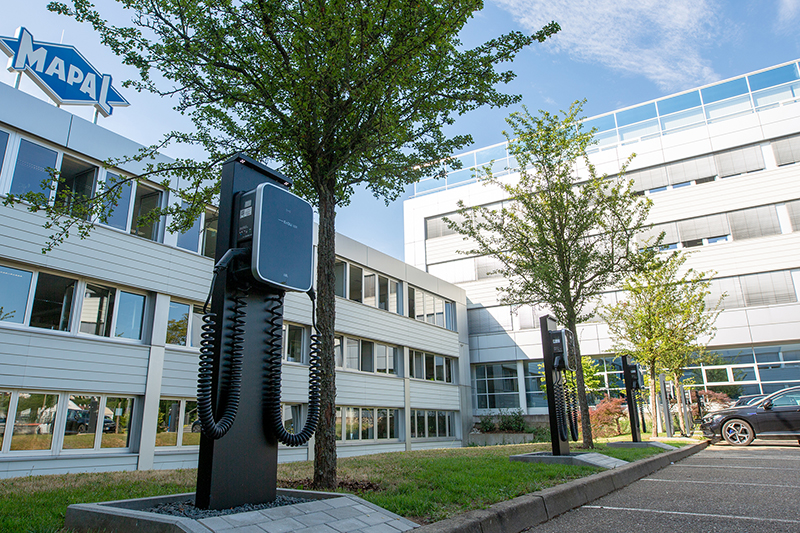 Parking spaces with charging points for e-cars in front of the main entrance at the Aalen site.